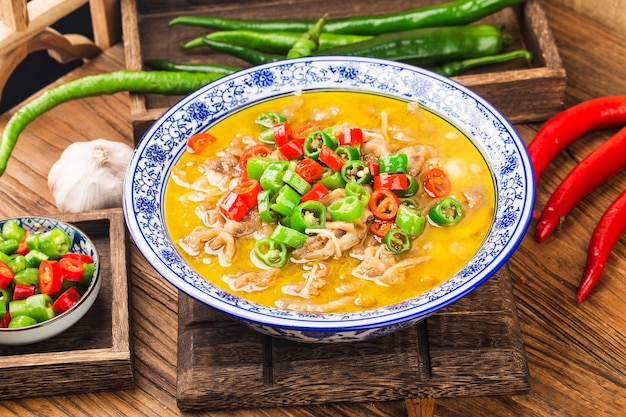 Ein köstliches chinesisches kantonesisches Gericht mit Rindfleisch in goldener Suppe