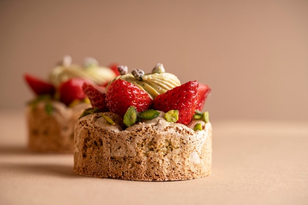 Ein köstliches Dessert bestehend aus zwei dekadenten Erdbeer- und Pistazienkuchen