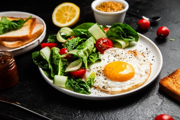 Ein köstliches Frühstück mit gebratenen Eiern, Salat und Toast