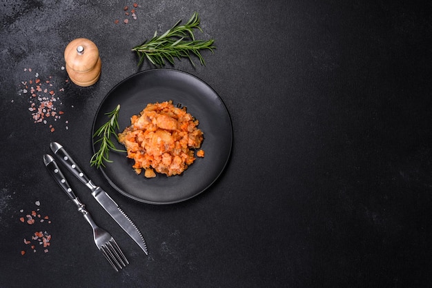 Ein köstliches Gericht aus Seehecht in Stücken in Tomatensauce mit Gewürzen und Kräutern