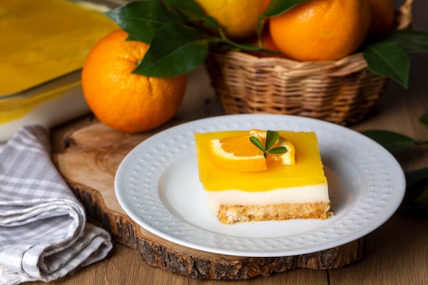 Ein köstliches türkisches Dessert Etimek-Dessert mit Orangen-Orangen-Kuchen Orangen-Milch-Kuchen türkischer Name Portakalli etimek tatlisi