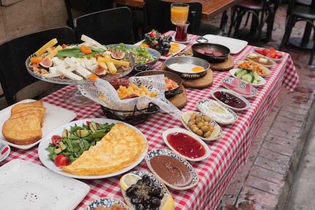 Ein köstliches und schmackhaftes türkisches Frühstück, das wunderschön auf einem Tisch angeordnet ist