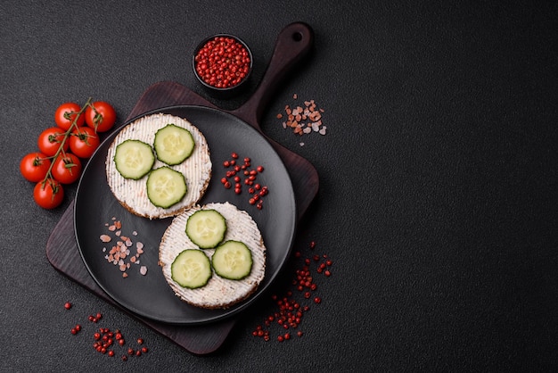 Ein köstliches vegetarisches Sandwich mit gegrilltem Toast, Sahne, Käse, Gurken und Samen