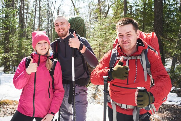 Ein kollektives Porträt einer Gruppe von Touristen im Wald