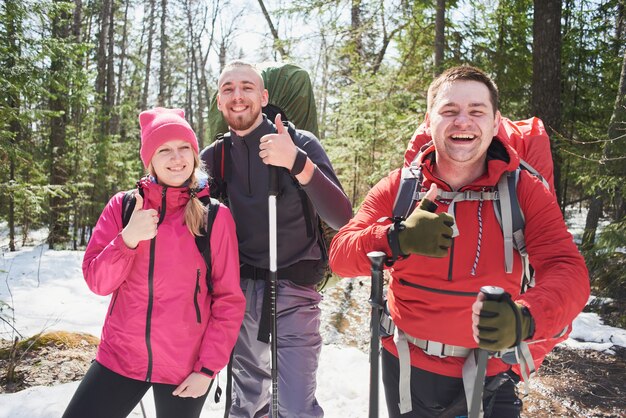 Ein kollektives Porträt einer Gruppe von Touristen im Wald