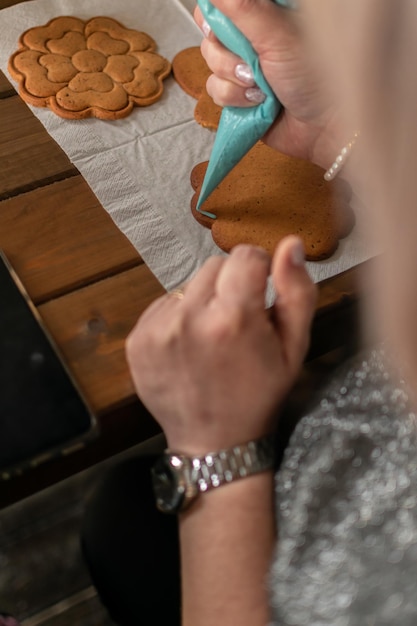 Foto ein konditor bemalt einen handgemachten lebkuchen