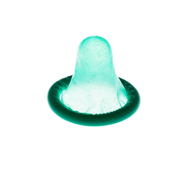 Ein kondom in grün isoliert auf weißem hintergrund. Erstellt im Studio mit einer 5D mark III.
