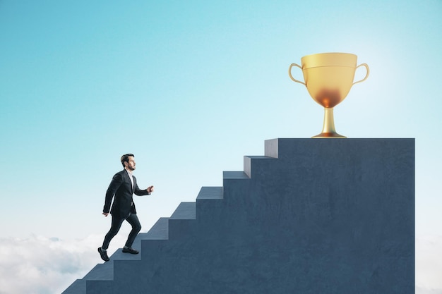 Ein konzeptuelles Bild eines Geschäftsmanns, der eine Treppe auf eine goldene Trophäe steigt, unter einem hellen Himmel, der Leistung und Erfolg darstellt