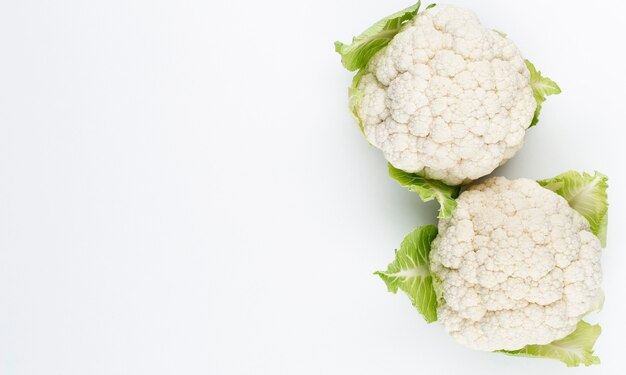 Ein Kopf frischer Blumenkohl. Gesunde Ernährung und Vegetarismus. Farbiger Hintergrund.