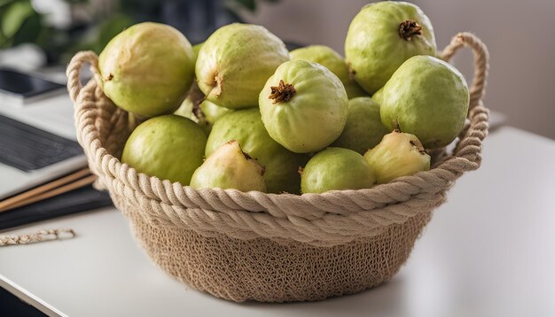 ein Korb grüner Feigen mit weißem Hintergrund und einer Pflanze im Hintergrund