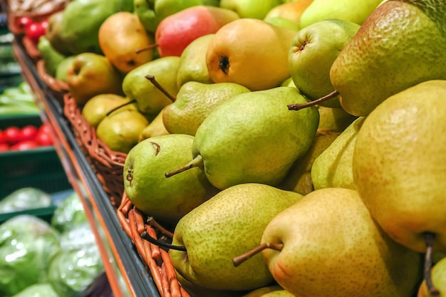 Ein Korb mit Birnen in einem Geschäft. reife saftige gelbe Bio-Birnen liegen auf der Theke im Laden