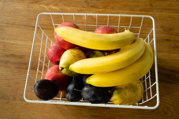 Foto ein korb mit frischen früchten auf dem tisch in der küche