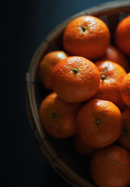 Ein Korb mit Orangen mit dem Wort „Orange“ auf dem Boden.