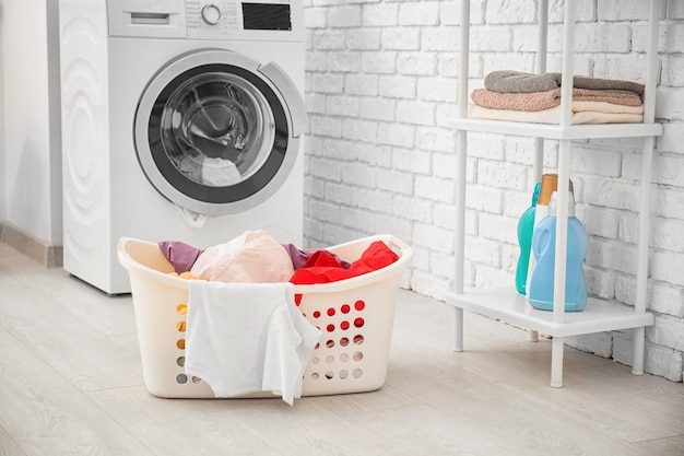 Ein Korb mit Wäsche und Waschmaschine im Badezimmer