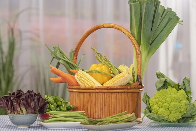 Ein Korb voller köstlich aussehendes frisches Gemüse