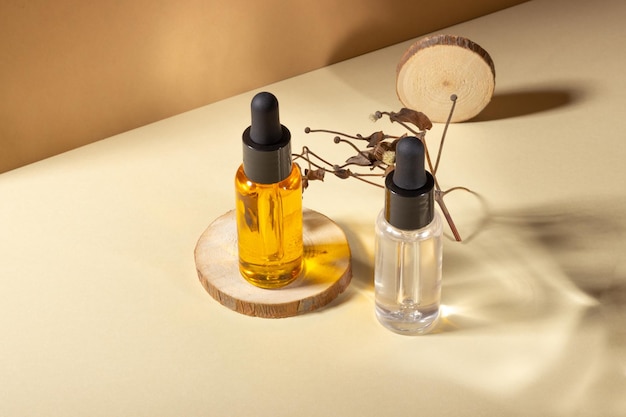 Ein Kosmetikset für Sauna und Spa Transparenter Glasbehälter mit natürlichem Körper- und Haaröl auf einem Holzständer Design im Layout-Stil Kosmetologie und Schönheitskonzept