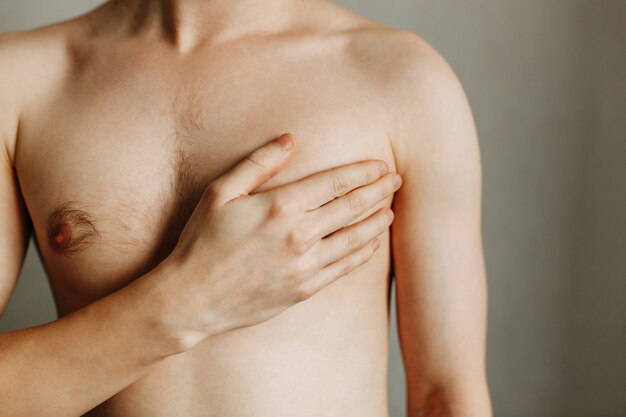 Ein Krampf im Herzen des Mannes Verletzungen der Organe der Brust Herzprobleme Bereich der Verletzung