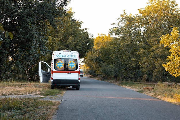 Ein Krankenwagen steht am Straßenrand.