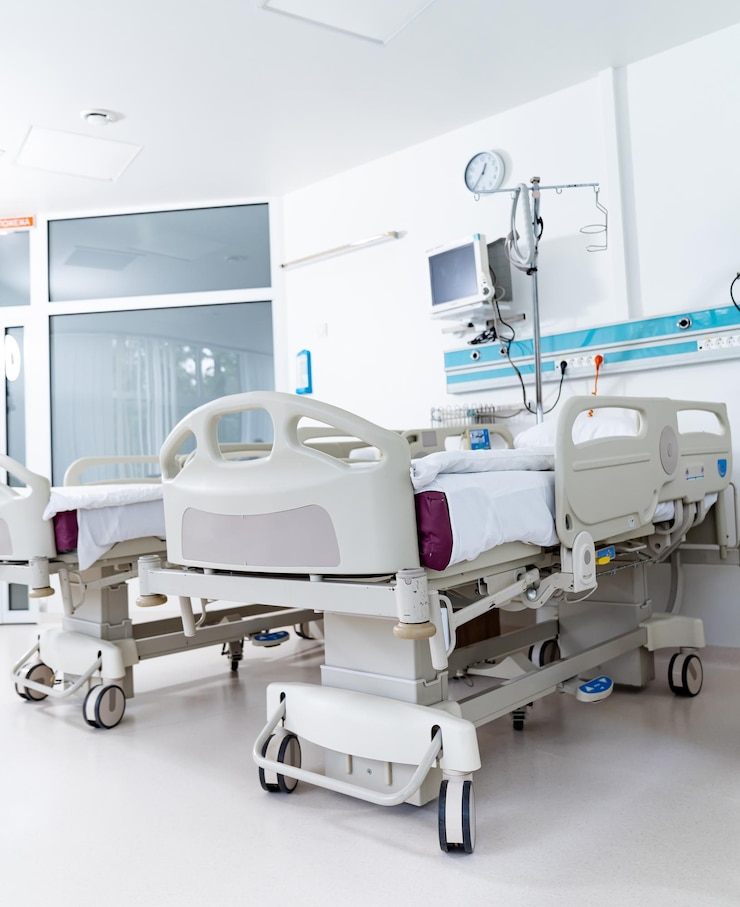 Foto ein krankenzimmer mit zwei betten und einer uhr an der wand das zimmer ist sauber und gut beleuchtet und verleiht ein gefühl von ruhe und ordnung