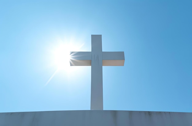 ein Kreuz sitzt auf der Oberseite eines Gebäudes gegen die Sonne im Stil eines Engelsfoto