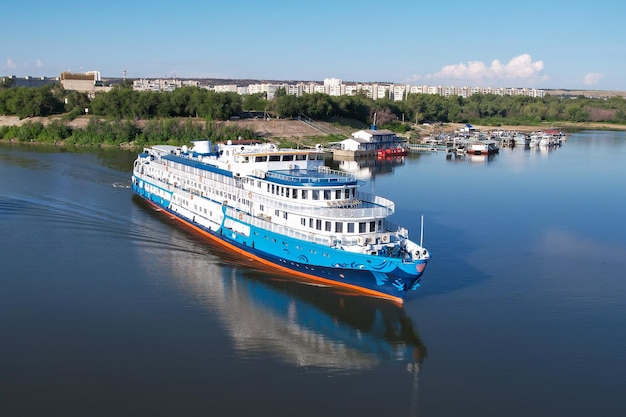 Ein Kreuzfahrtschiff mit Touristen fährt durch den nach Lenin benannten WolgaDon-Schifffahrtskanal und betritt die Wolga Wolgograd Russland