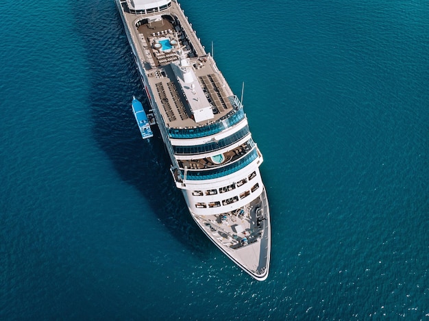 Ein Kreuzfahrtschiff steht in der Bucht von Patong Beach in Thailand Draufsicht