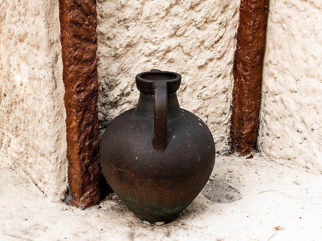 ein Krug, der neben einem Haus im Nahen Osten steht