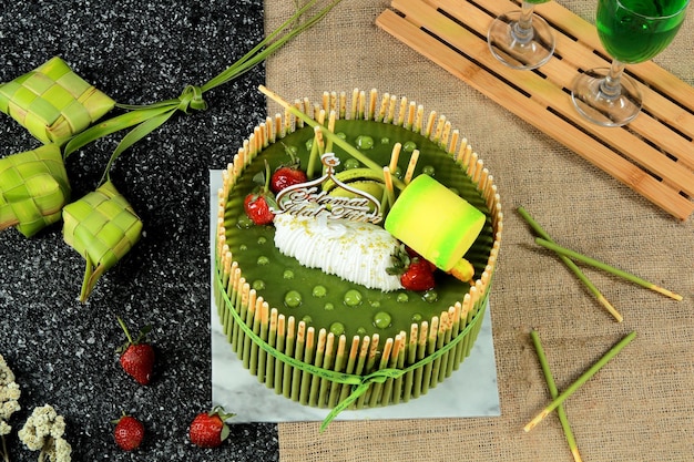 Ein Kuchen mit einem Kuchen, der vom Team des Unternehmens hergestellt wurde.