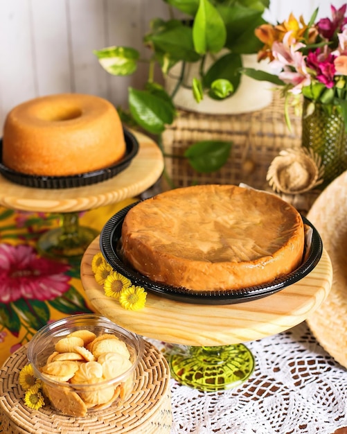 Foto ein kuchen mit einer torte obendrauf