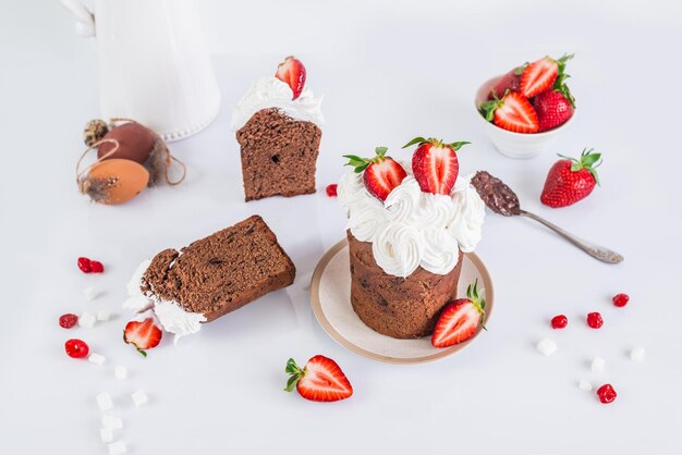 Foto ein kuchen mit erdbeeren oben und einer erdbeere oben drauf