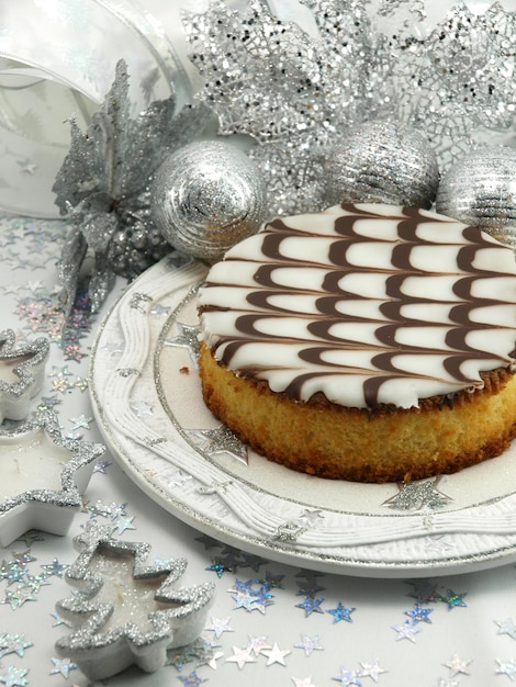 Ein Kuchen mit weißer und brauner Glasur und Schokolade darüber.