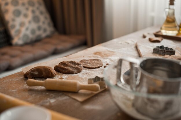 Ein Küchentisch mit Werkzeugen zum Backen von Pasteten 4311