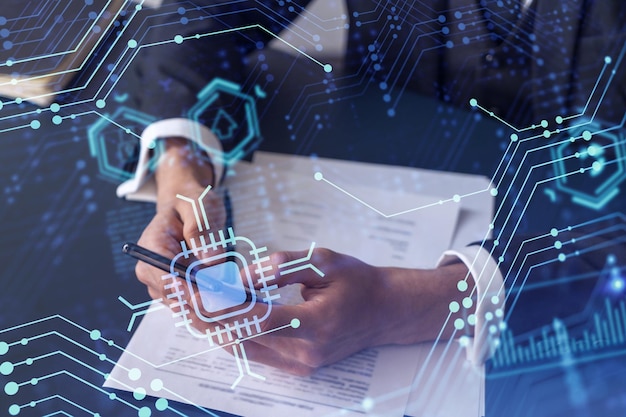 Ein Kunde in formeller Kleidung liest den Vertrag, um eine Software zu erstellen, um sie auf einer Start-up-Konferenz zu präsentieren und Investitionen für einen innovativen Service zu gewinnen. Überprüfen von Details am Smartphone-Hologramm
