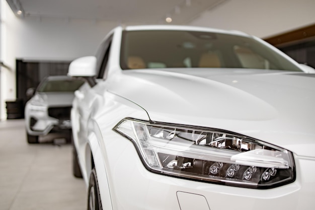 Ein lächelnder Geschäftsmann will ein neues Auto kaufen
