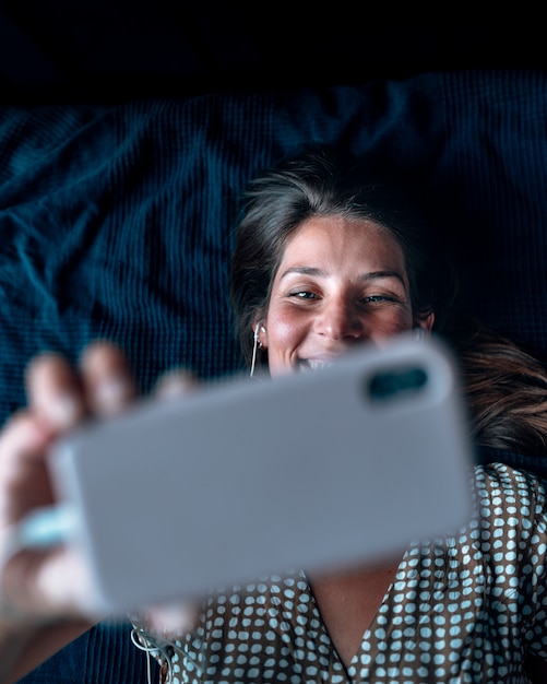 Ein lächelnder, gut aussehender Mann macht ein Selfie, während sie einen Videoanruf tätigt