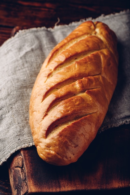 Ein Laib Brot auf einem Holztisch