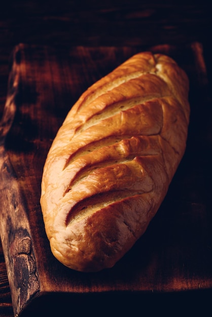 Ein Laib Brot auf einem Tisch