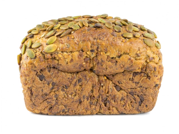 Ein Laib Brot aus Weizenmehl mit Sonnenblumen-, Kürbis-, Kümmel-, Müsli- und Sesamkörnern isoliert