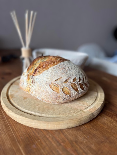 Ein Laib Brot mit Weizen darauf