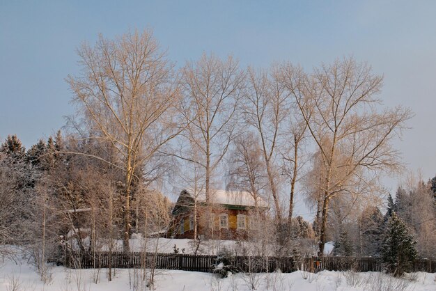 Ein Landhaus im Wald und die Dezembermorgensonne. Westsibirien. Russland