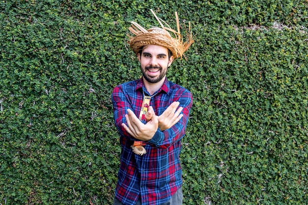 Ein Landmann mit Strohhut bei einem Junifest in Brasilien