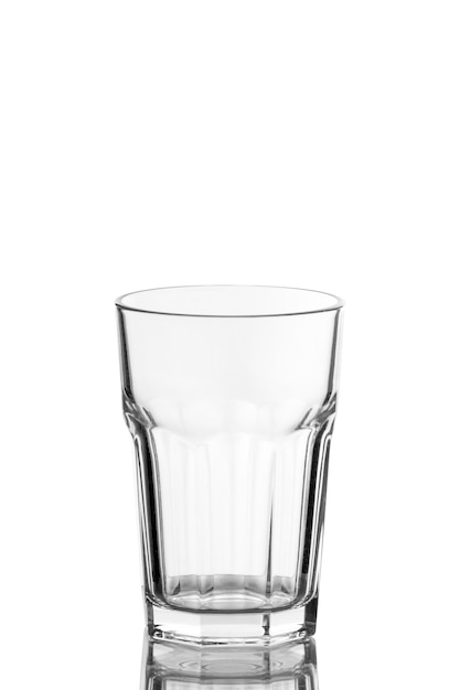 ein langer, leerer, durchscheinender Glasbecher auf weißem Hintergrund