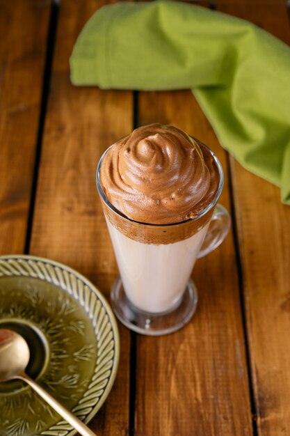 Ein langes Glas köstlichen geschlagenen Dalgona-Kaffees von oben