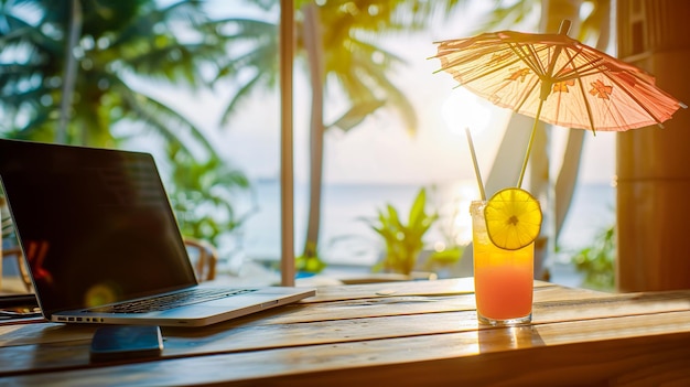 Ein Laptop mit einer Maus auf einem Holzschreibtisch neben einem erfrischenden Getränk mit Blick auf einen sonnigen Strand, der auf Fernarbeit oder Urlaubsrelaxation hindeutet