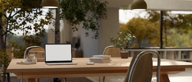 Ein Laptop-Modell auf einem Holztisch in einer modernen, modernen Bibliothek oder einem Coworking Space