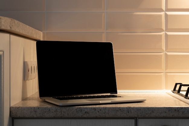 Ein Laptop zu Hause, ein einfacher Arbeitsplatz für einen Freiberufler, Online-Arbeit, Telearbeit während der Covid-Coronavirus-Pandemie