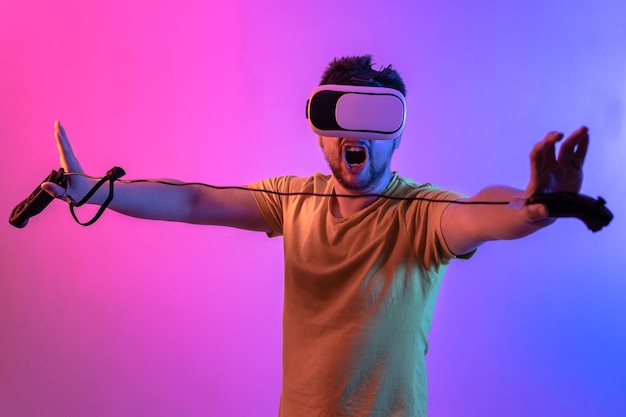 Ein lateinamerikanischer Mann mittleren Alters, der in VR mit einem Nunchuck-Controller spielt