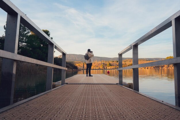 Ein Latino-Fotograf macht malerische Aufnahmen in einer Lagune