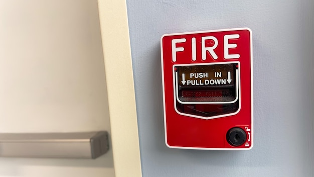 Ein lebendiger Feueralarm, ein Symbol für Dringlichkeit und Sicherheit, warnt vor Gefahren und weckt Bereitschaft und Schutz