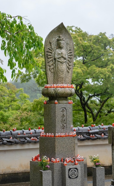 Ein lebendiges Bild, das eine Menschenmenge von Darumas in den Straßen von Osaka, Japan, zeigt.